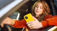 Používat mobil za jízdy se jednoduše nevyplácí.