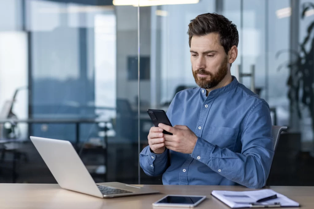shutterstock_2453637235-min - Techsvět muž s mobilem v ruce