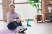 žena na cvičící podložce