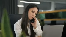 Žena s mobilním telefonem