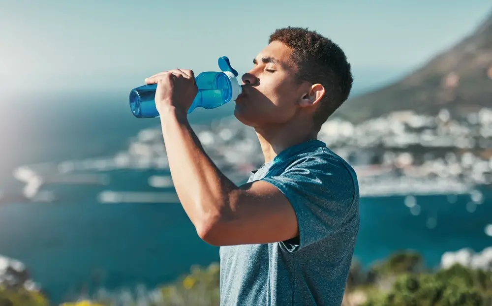 shutterstock_2507089357 - Techsvět Sportovec pije vodu