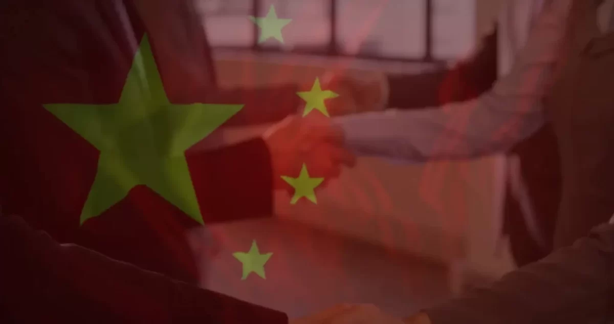 Čínská vlajka podané ruce