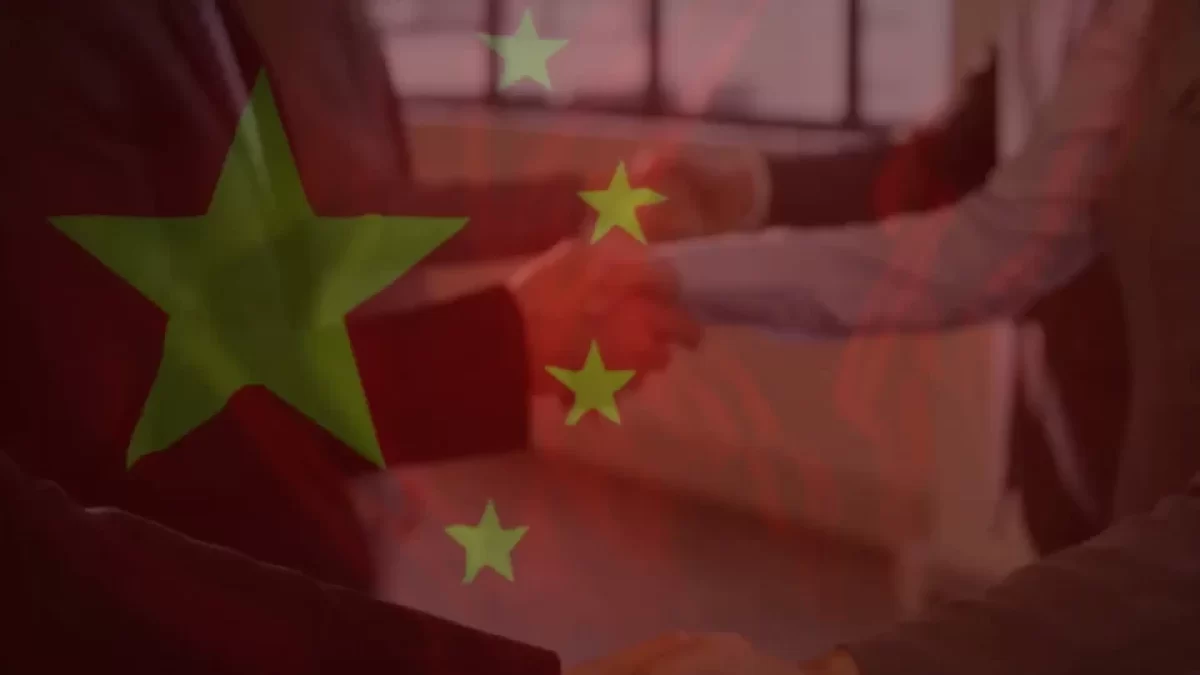 Čínská vlajka podané ruce