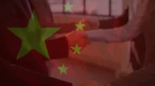 Čínská vlajka podané ruce