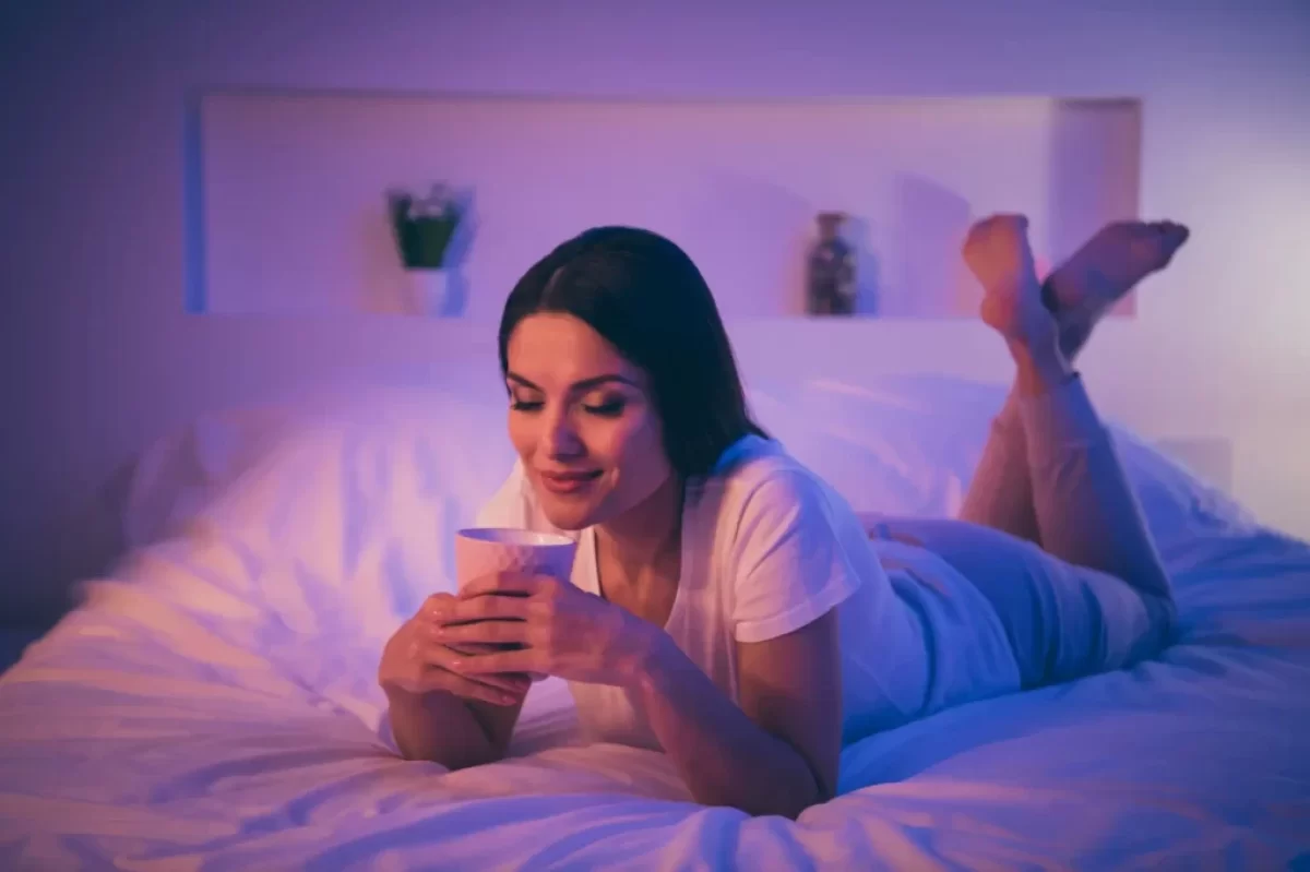 žena na posteli
