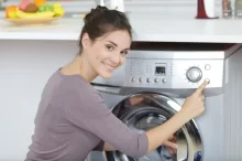 Žena ovládá pračku.