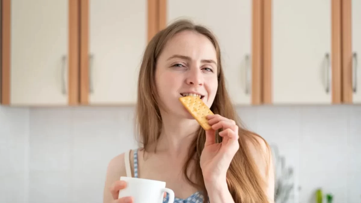 Žena snídá suchar.
