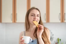Žena snídá suchar.