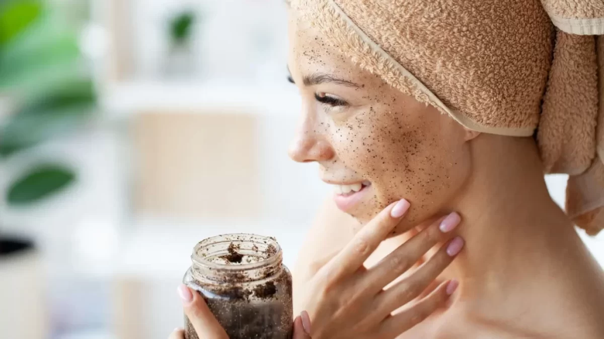Žena si dává peeling