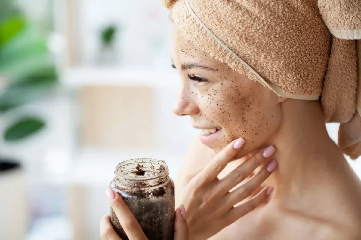 Žena si dává peeling