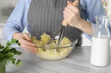 Příprava bramborové kaše.