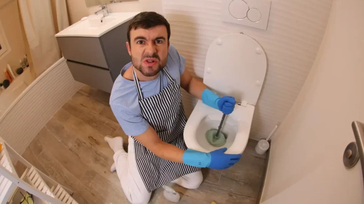 Muž uklízí WC