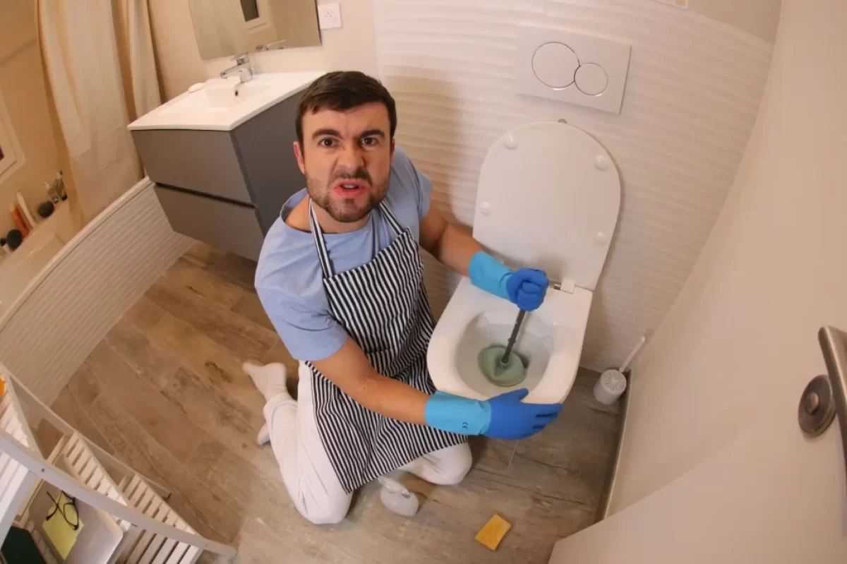 Muž uklízí WC