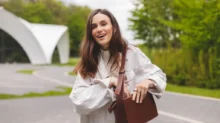 žena s kabelkou