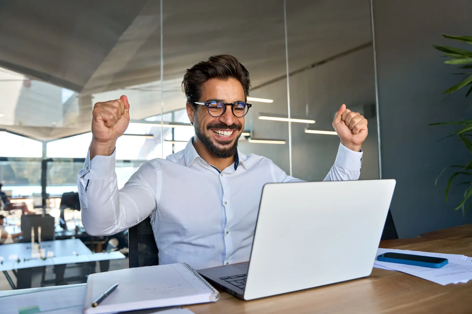 Shutterstock_2343014733 - Techsvět Radující se muž.