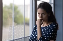 žena se dívá z okna