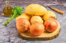 Brambory a cibule