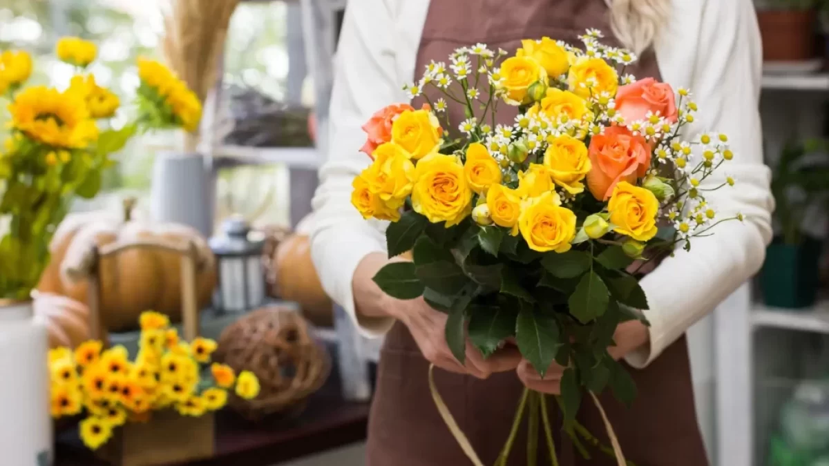 Floristka aranžuje kytici