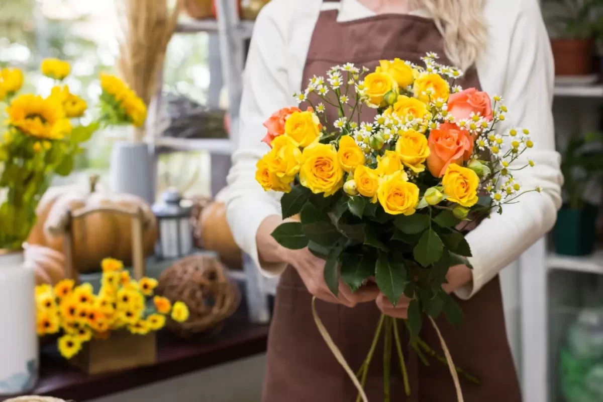 Floristka aranžuje kytici