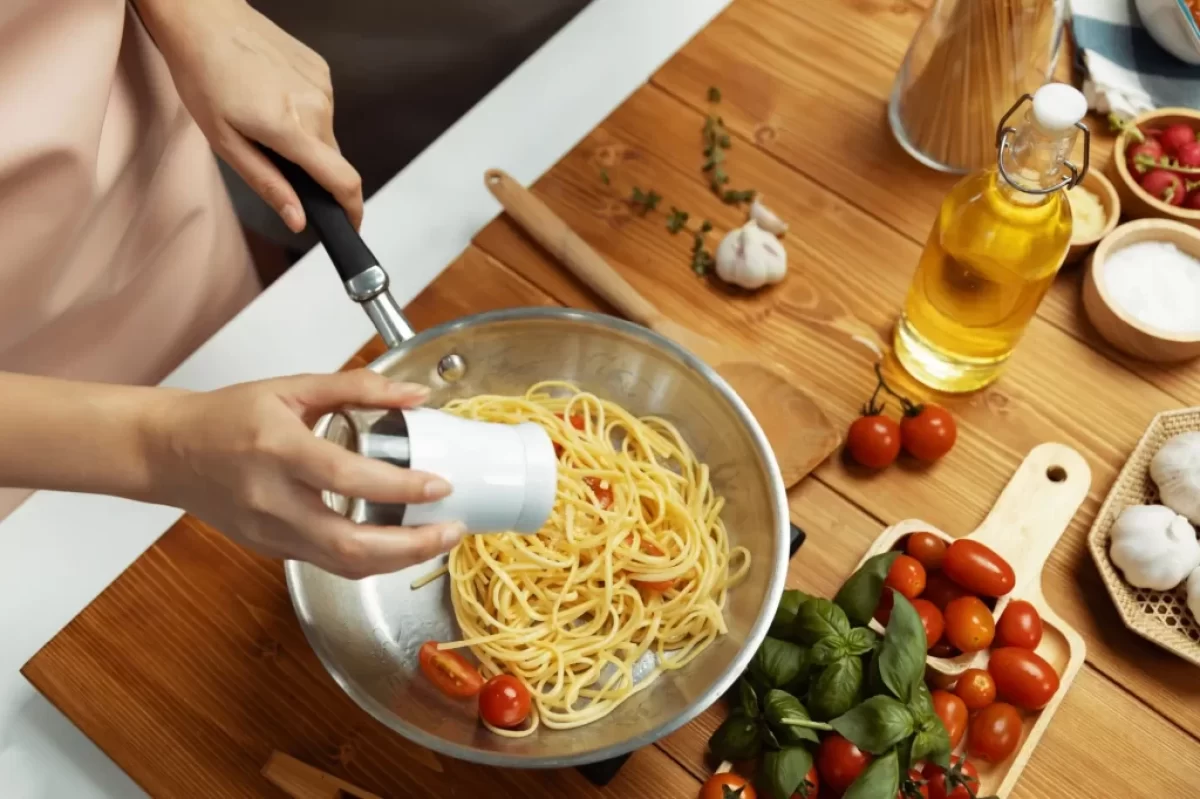 Žena připravuje těstoviny