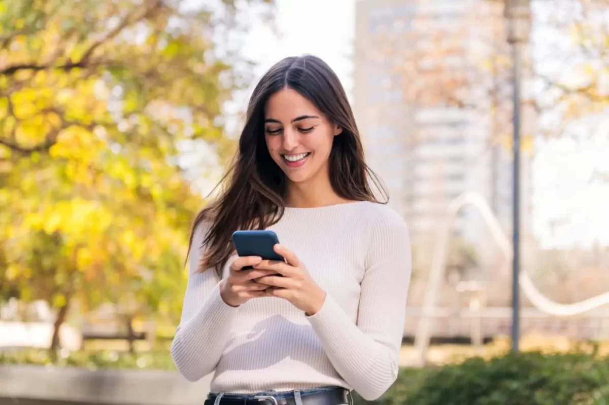 Žena držící mobilní telefon