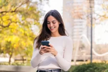 Žena držící mobilní telefon