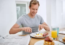 Snídaně by měla být bohatá na vitamíny i bílkoviny.