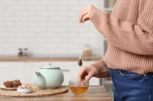 Žena louhuje čajový pytlík