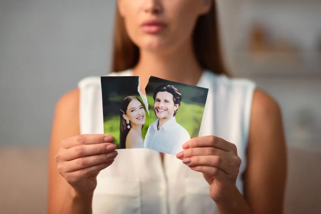 Ztracená důvěra může mít za následek kamenné srdce - Techsvět žena rozchod trhá fotografii