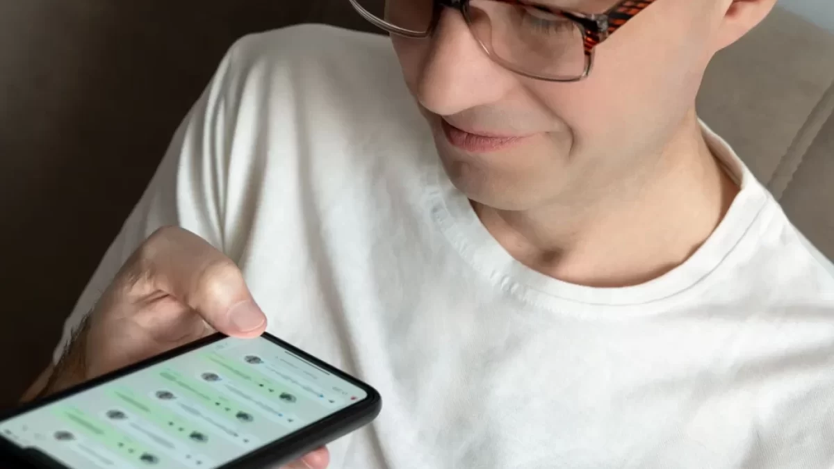 Muž používá WhatsApp.