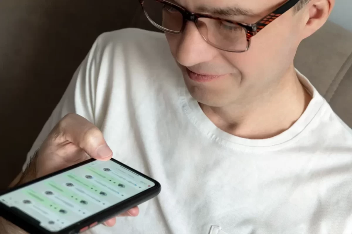 Muž používá WhatsApp.
