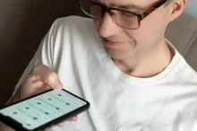 Muž používá WhatsApp.