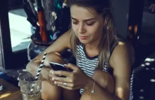 Žena s telefonem.