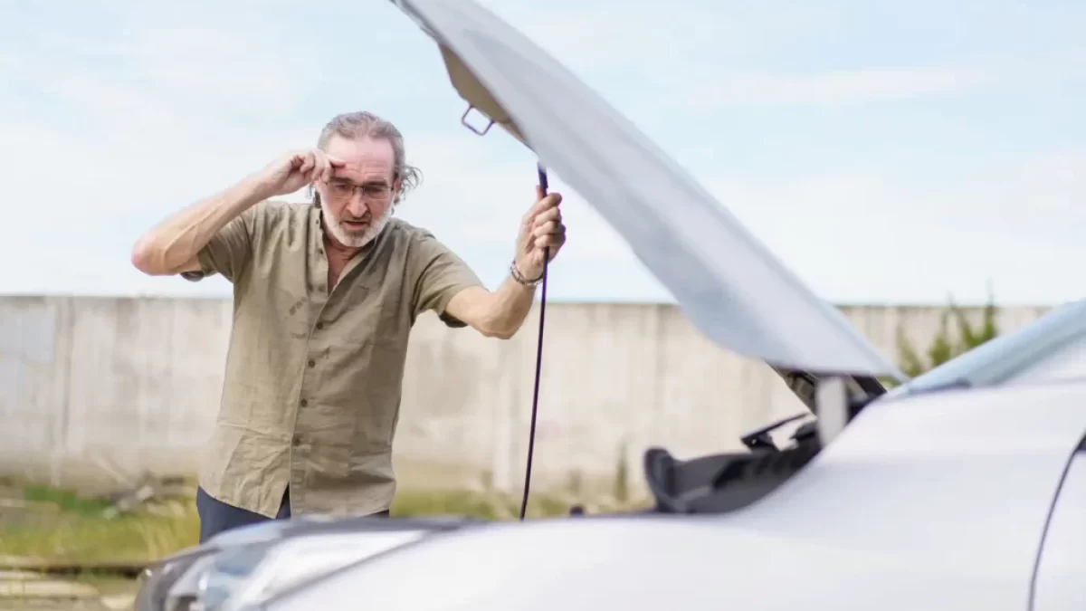 muž porouchané auto