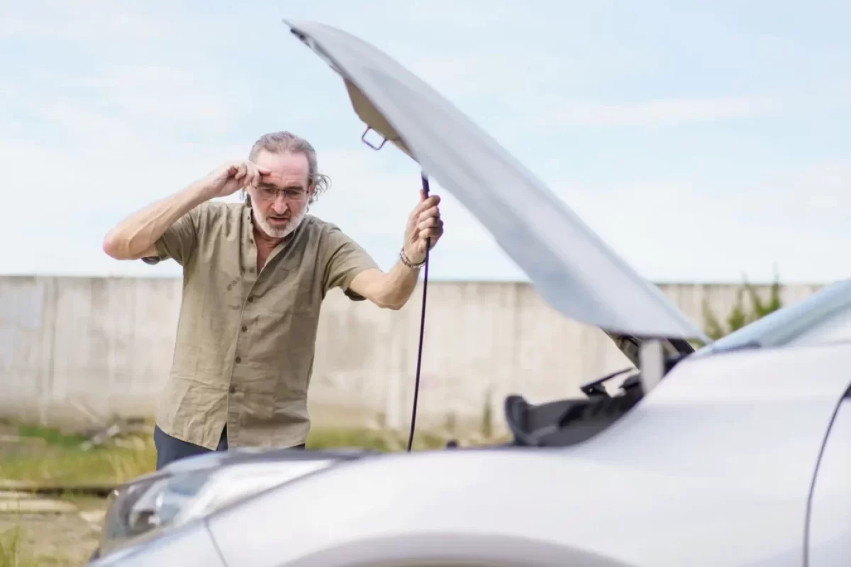 muž porouchané auto