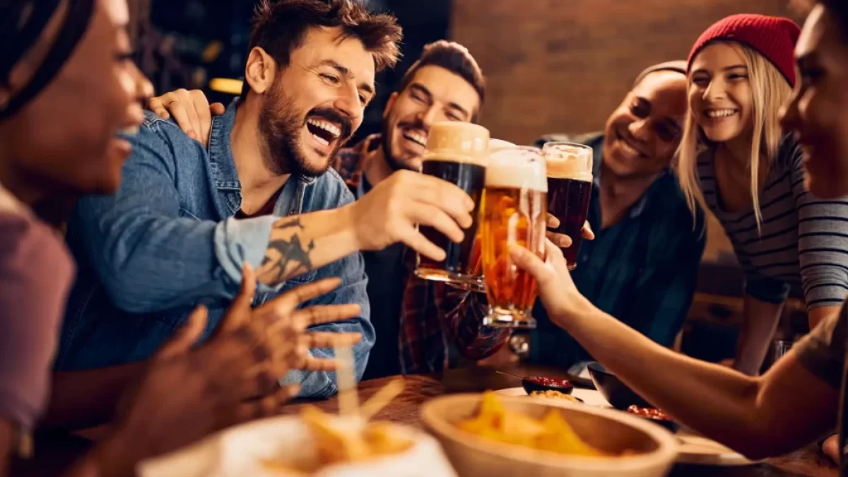 lidé v hospodě přípitek pivo