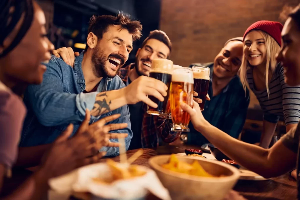 lidé v hospodě přípitek pivo
