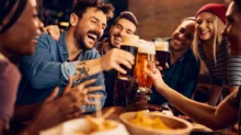 lidé v hospodě přípitek pivo