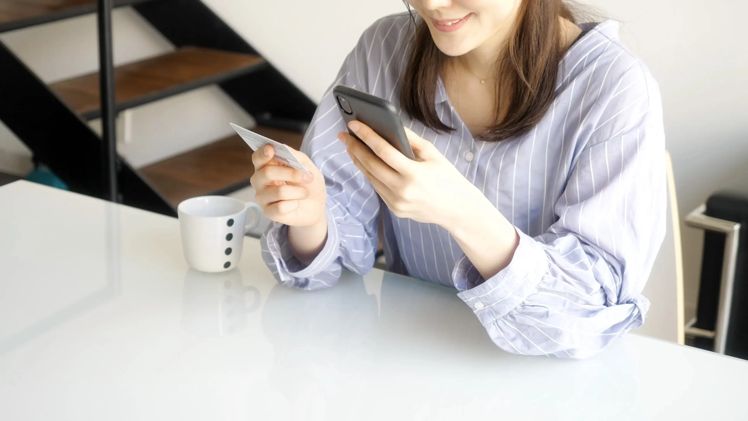 žena zadává informace do mobilu