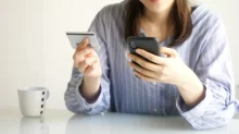 žena s mobilem