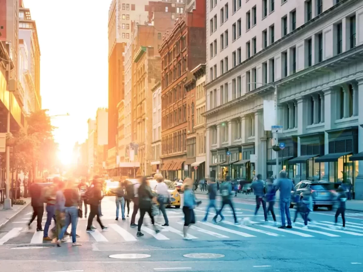 Spousta lidí na přechodu pro chodce.