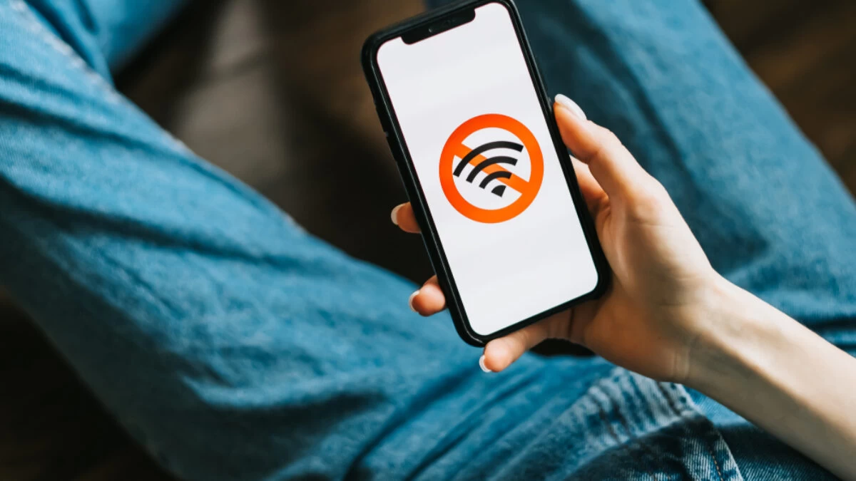 muž s mobilem bez wifi