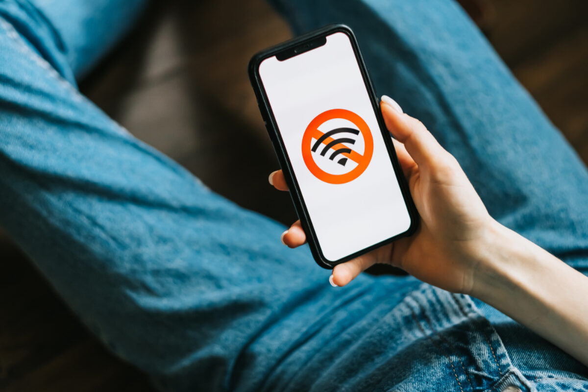 muž s mobilem bez wifi