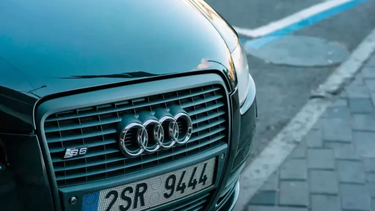 Předek vozidla audi.