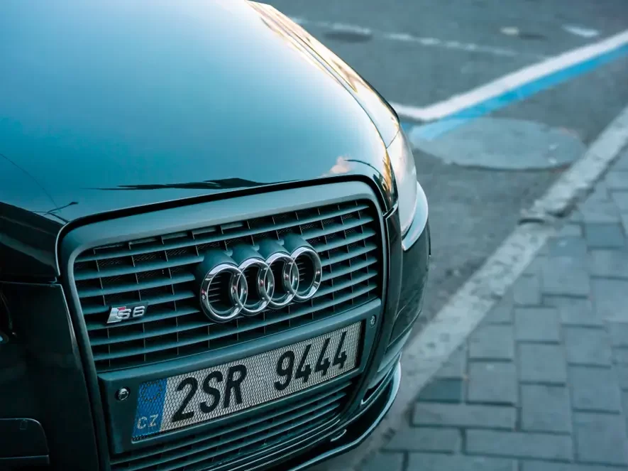 Předek vozidla audi.