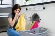žena čichající k ručníku