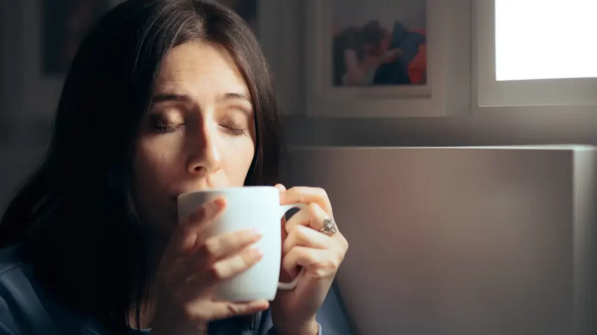 Žena pije z hrnku