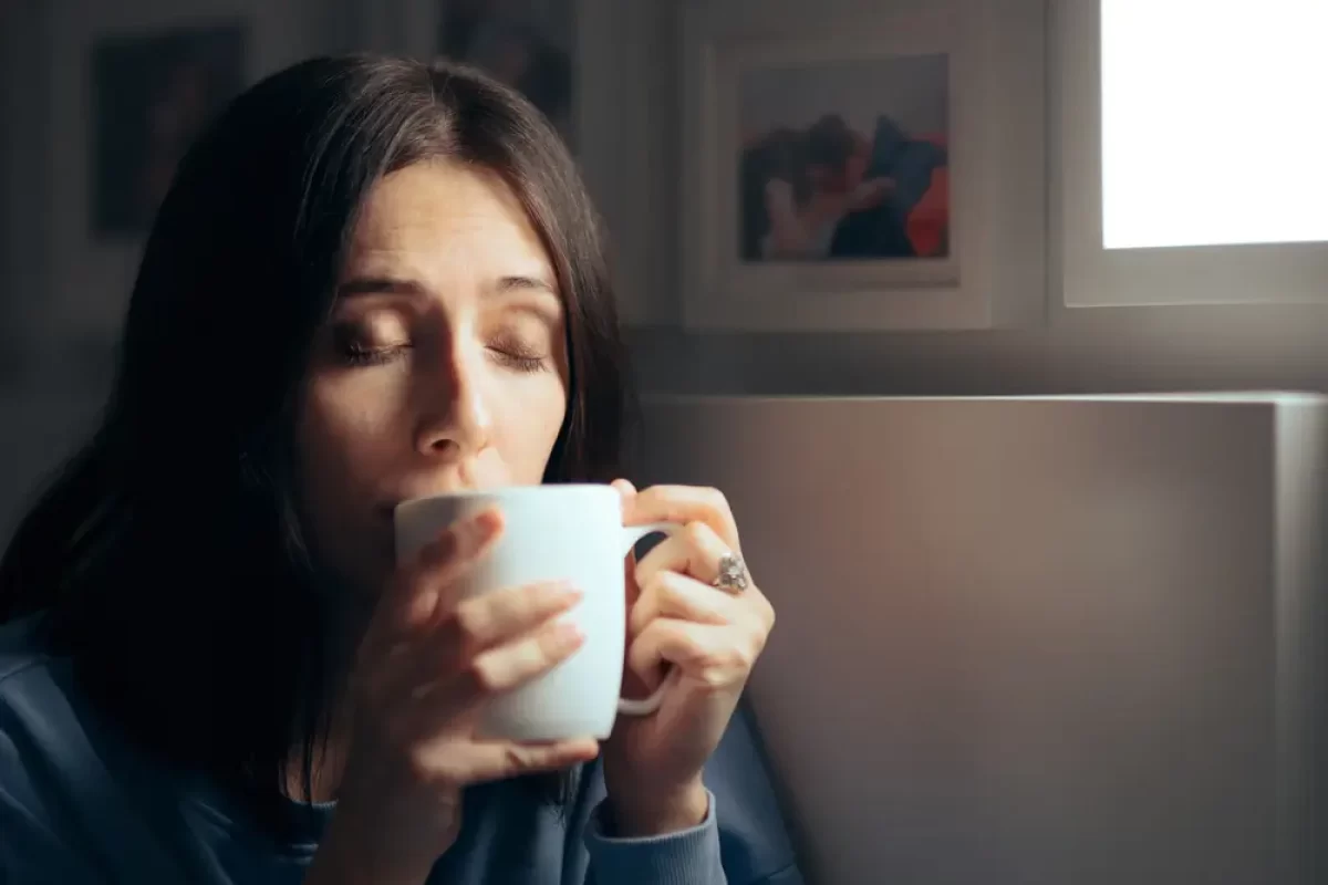 Žena pije z hrnku