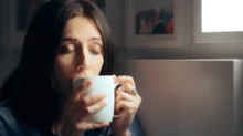 Žena pije z hrnku