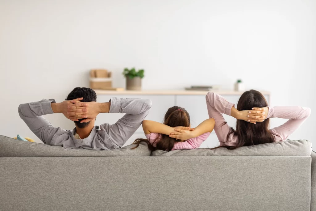shutterstock_1970646440 - Techsvět rodina se dívá na televizi